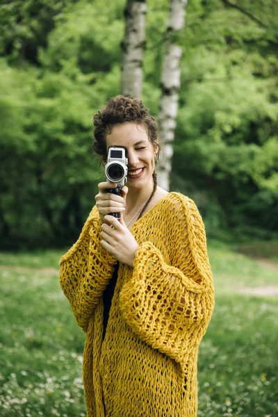 Portrait Jeune Femme Utilisant Une Caméra Cinéma Vintage Dans Parc — Photo