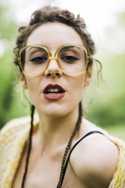 Retrato Mujer Joven Bonita Con Gafas Aire Libre — Foto de Stock