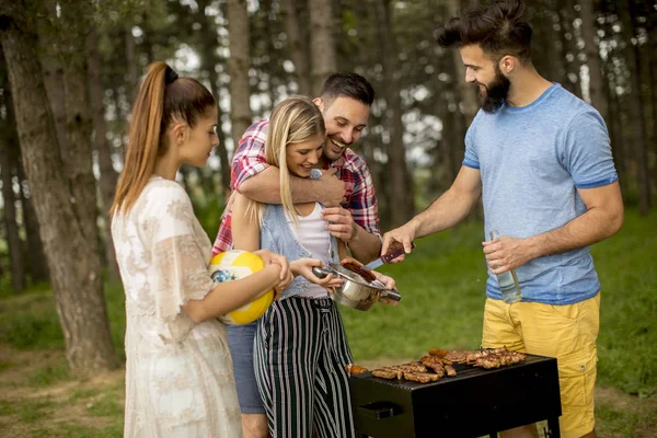 Gruppe Junger Leute Genießt Grillparty Der Natur — Stockfoto