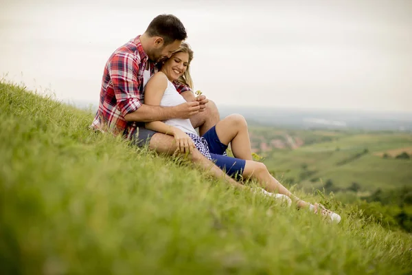 Lief Paar Zitten Het Gras Berg Omhelsde — Stockfoto