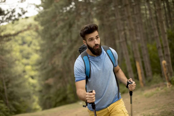 Retrato Jovem Barbudo Caminhando Sozinho Montanha — Fotografia de Stock