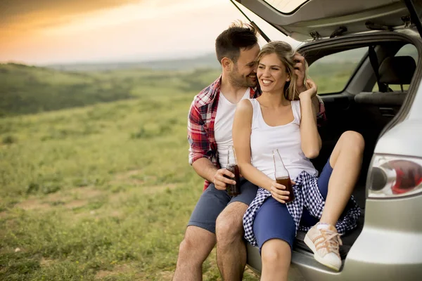 Verliefde Paar Zitten Auto Trank Tijdens Reis Natuur — Stockfoto