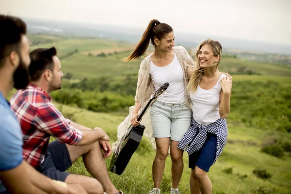 Gruppo Giovani Che Divertono Viaggio Nella Natura Montagna — Foto Stock