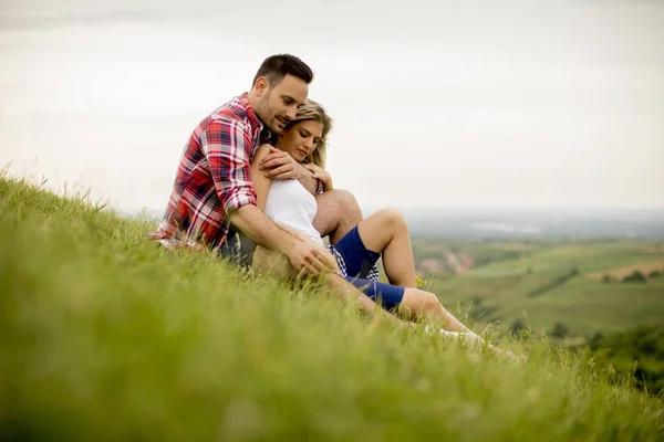 Älskande Par Sitter Kramade Gräset Berget — Stockfoto