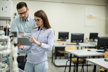 Robotik laboratuarda çalışan öğrencilerin genç çift