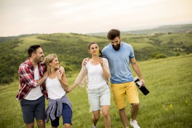 Grup od genç insanlar dağda bir gezisinde doğada eğleniyor