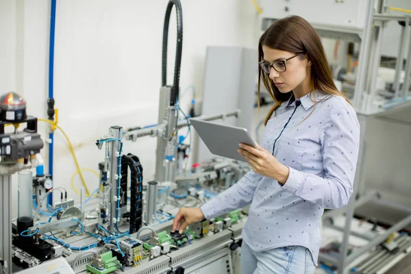 Ganska Ung Kvinna Med Digital Tablett Elektronik Verkstaden — Stockfoto