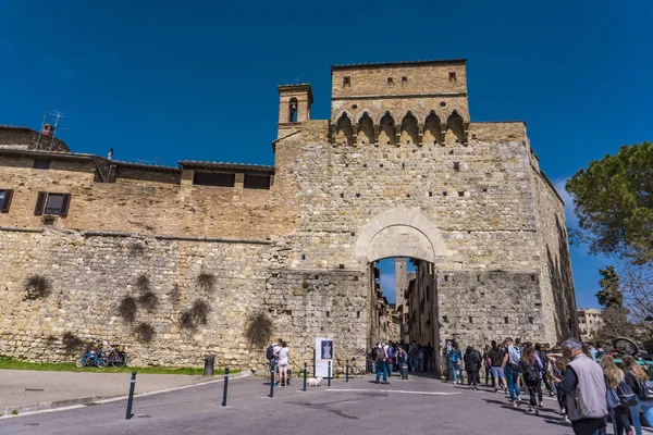 Gimignano 이탈리아 Posrta 산지에서 Gimignano 이탈리아 2018 산지미냐노 센터는 1990 — 스톡 사진