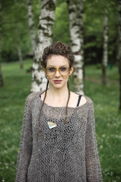 Jolie Jeune Femme Avec Des Lunettes Extérieur Dans Forêt — Photo