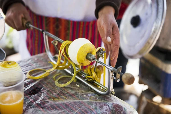 Close View Peeling Lemon Machine — Stock Photo, Image