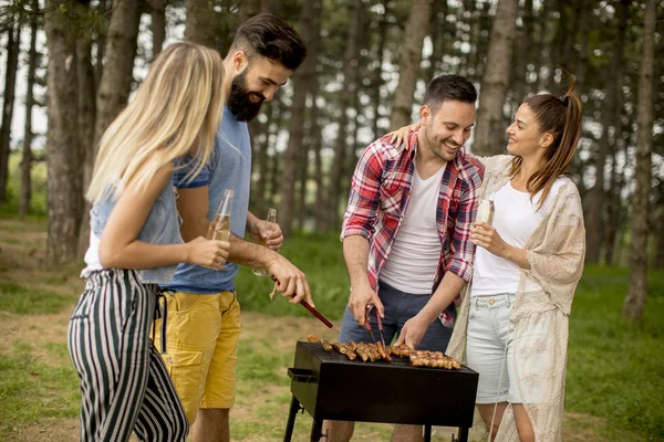 Grupo Jovens Desfrutando Churrasco Natureza — Fotografia de Stock