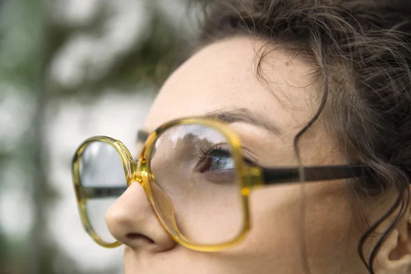 Bella Giovane Donna Con Gli Occhiali All Aperto Nella Foresta — Foto Stock