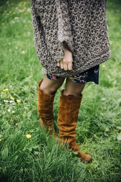 Giovane Donna Che Indossa Maglione Moderno Stivali Posa Parco — Foto Stock