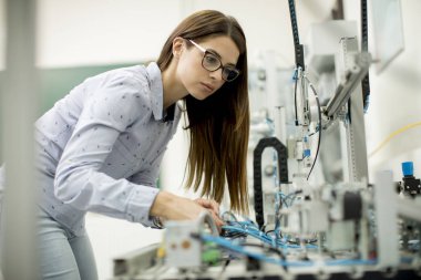 Genç kadın elektronik atölyesinde araştırma