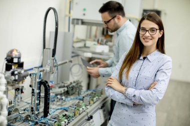 Robotik laboratuarda çalışan öğrencilerin genç çift portresi