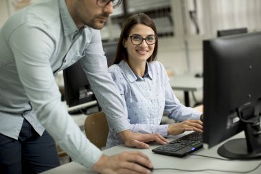 Genç öğrenciler sınıfta e-öğrenme hizmeti sunma