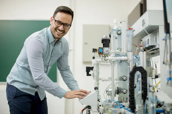 Portret Van Knappe Jongeman Elektronische Workshop — Stockfoto