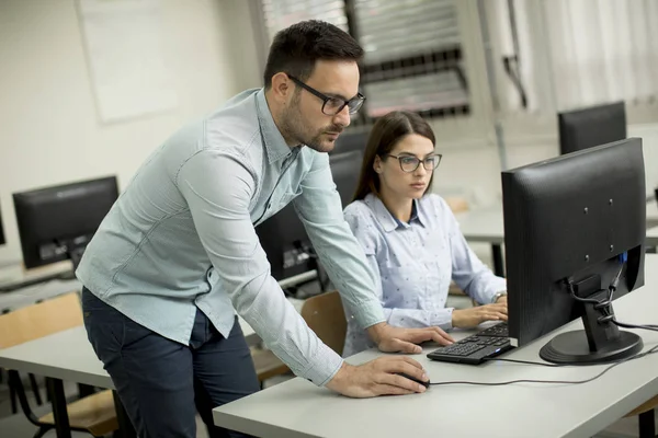 Young Students Presenting Learning Service Classroom — Stock Photo, Image