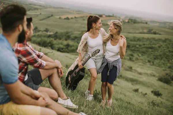 Grup Genç Insanlar Dağda Bir Gezisinde Doğada Eğleniyor — Stok fotoğraf