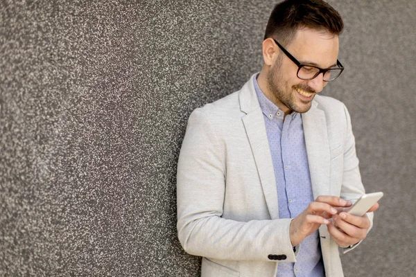 Joven Hombre Negocios Ropa Formal Usando Teléfono Móvil Aire Libre — Foto de Stock