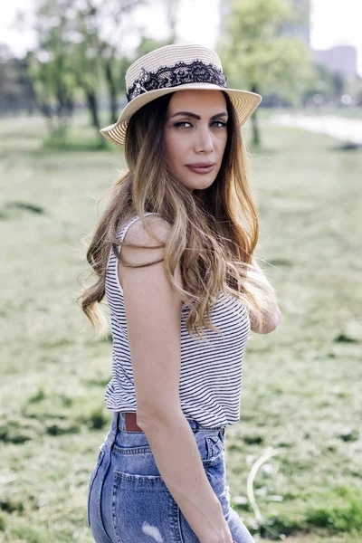 Ritratto Una Bella Donna Elegante Con Cappello Posa Nel Parco — Foto Stock