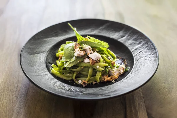 Yakın bakış ev yapımı makarna, ıspanaklı ve keçi peynirli plaka üzerinde