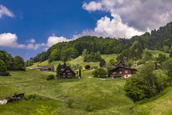 Vue Sur Les Maisons Traditionnelles Des Alpes Suisses Printemps — Photo