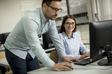 Sınıfta öğrenme genç çift