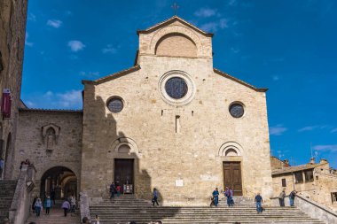 San Gimignano, İtalya - 8 Nisan 2018: Piazza del Duomo San Gimignano, İtalya, tanımlanamayan insanlar. San Gimignano tarihi merkezi 1990 yılından bu yana Unesco Dünya Mirası alanı belirlenmiş.