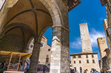 San Gimignano, İtalya - 8 Nisan 2018: San Gimignano, İtalya için Piazza del Duomo kimliği belirsiz kişi. San Gimignano tarihi merkezi 1990 yılından bu yana Unesco Dünya Mirası alanı belirlenmiş.