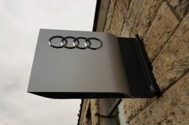 Zürih, İsviçre - 16 Mayıs 2018: Audi araba salon Zürih, İsviçre, ayrıntı. Audi 1932 kurulan Alman otomobil üreticisi olduğunu ve şimdi 8 ülkede 9 üretim fabrikaları.