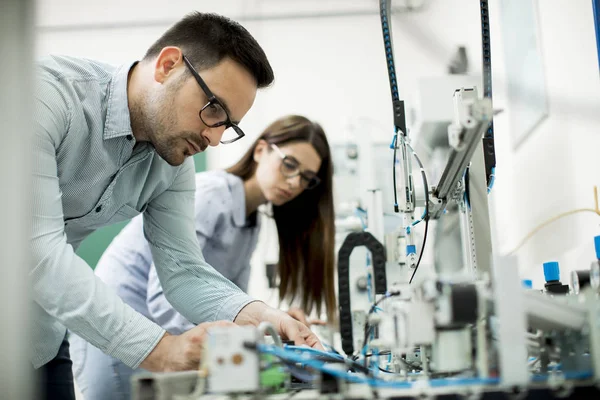 Młoda Para Studentów Pracujących Laboratorium Robotyki — Zdjęcie stockowe