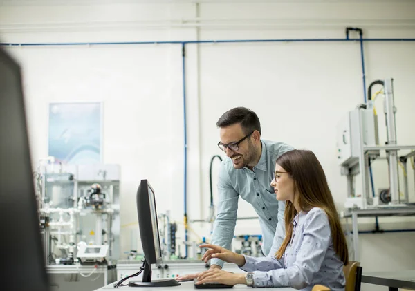 Vista Laterale Degli Studenti Focalizzati Che Utilizzano Desktop Aula Presso — Foto Stock