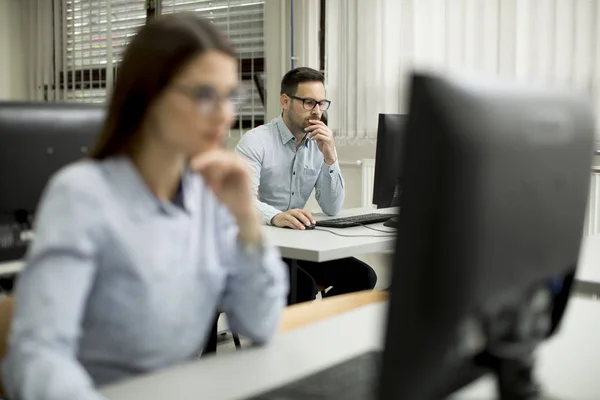 Pareja Joven Aprendiendo Aula —  Fotos de Stock