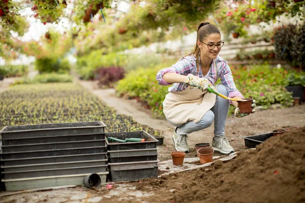 Bekijken Van Jonge Vrouw Die Werkt Bloementuin — Stockfoto