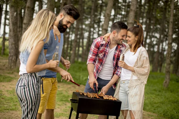 Gruppe Junger Leute Genießt Grillparty Der Natur — Stockfoto