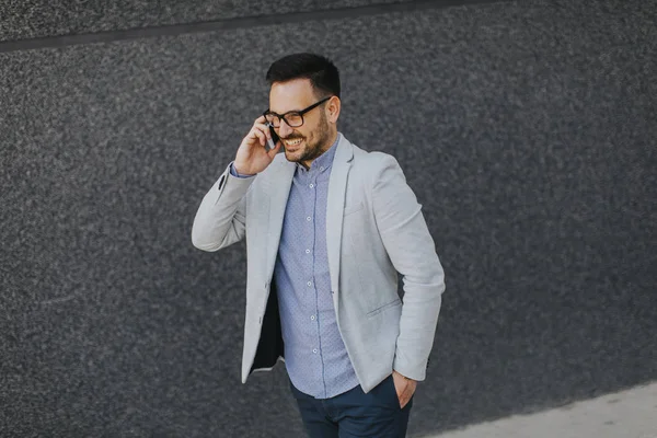 Junger Geschäftsmann Offizieller Kleidung Mit Handy Draußen Der Wand — Stockfoto