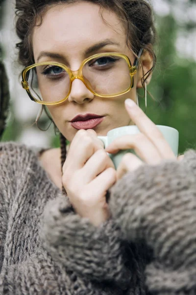 Retrato Mujer Joven Suéter Con Vasos Tomando Café Parque —  Fotos de Stock