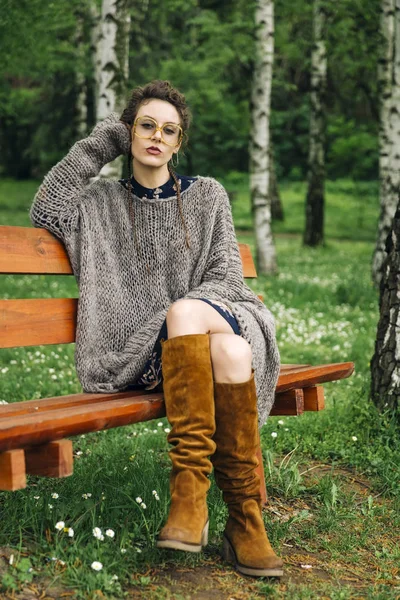 Jeune Femme Portant Pull Moderne Assis Sur Banc Bois Parc — Photo