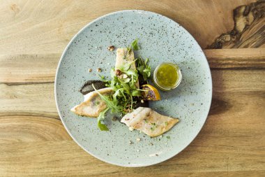 Tabakta sebze ile haşlanmış somon, üstten görünüm