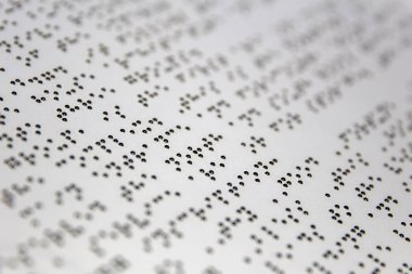 Braille Alfabesi işaretleri beyaz kağıt üzerinde