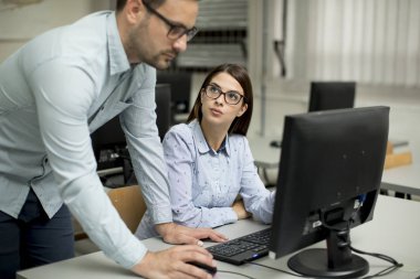 Genç öğrenciler sınıfta e-öğrenme hizmeti sunma