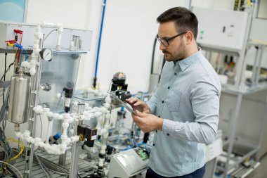 Elektronik atölyesinde yakışıklı genç