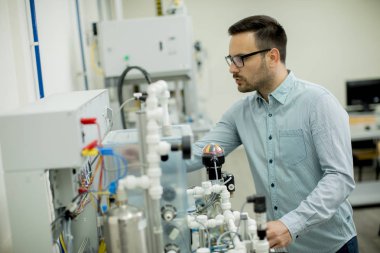 Elektronik atölyesinde yakışıklı genç