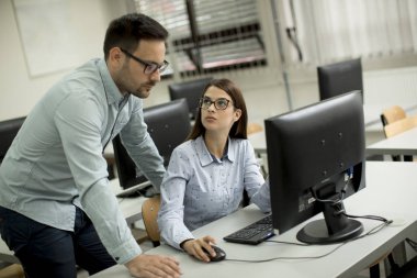 Sınıfta öğrenme genç çift