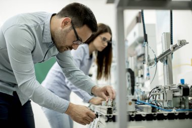 Robotik laboratuarda çalışan öğrencilerin genç çift