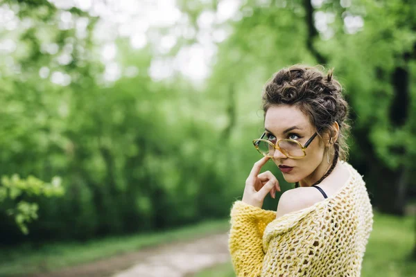 Portrait Jolie Jeune Femme Avec Des Lunettes Dans Parc — Photo