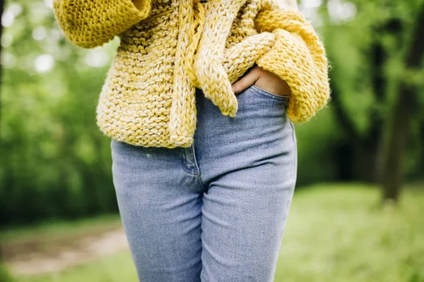 Mujer Joven Con Suéter Moderno Posando Parque —  Fotos de Stock