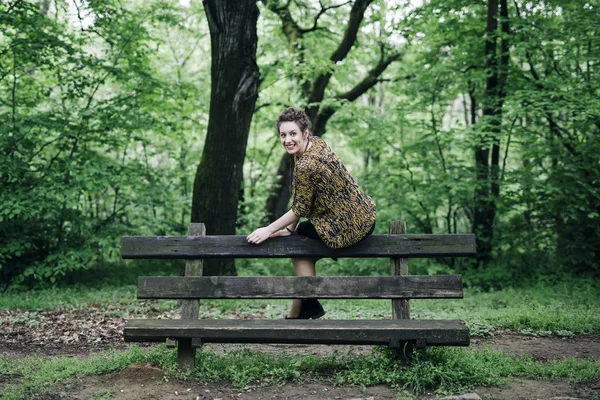 Jeune Femme Portant Pull Moderne Posant Près Banc Bois Parc — Photo