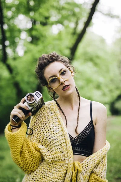 Portrait Jeune Femme Utilisant Une Caméra Cinéma Vintage Dans Parc — Photo